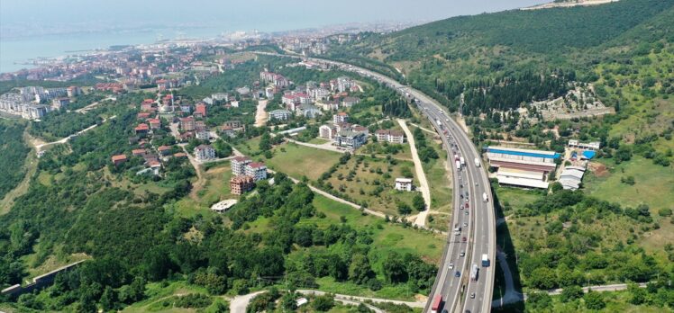 Kocaeli'de bayram tatili nedeniyle akıcı trafik yoğunluğu yaşanıyor