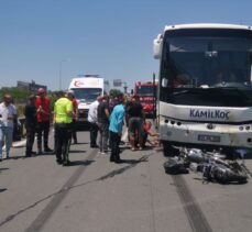 Kocaeli'de otomobile çarpan motosiklet yolcu otobüsünün altına girdi: 2 yaralı