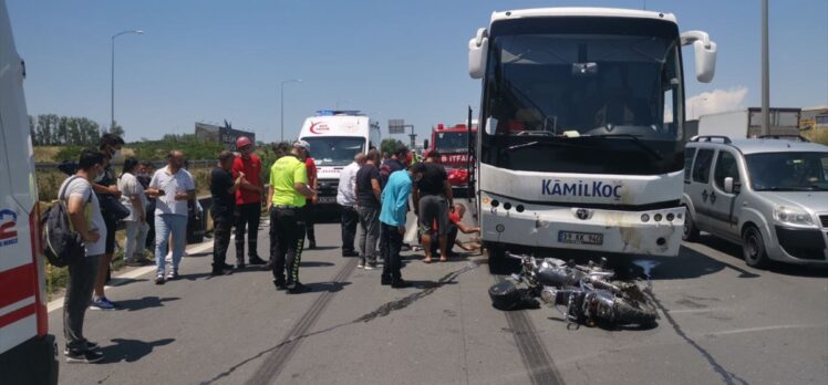 Kocaeli'de otomobile çarpan motosiklet yolcu otobüsünün altına girdi: 2 yaralı