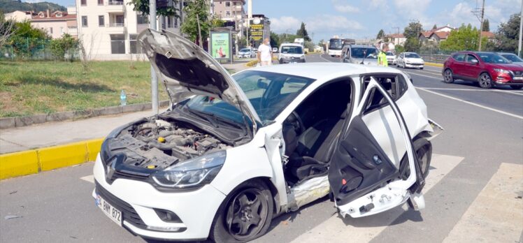 Kocaeli'de panelvan ile otomobil çarpıştı: 3 yaralı