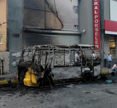 Küçükçekmece'de park halindeki minibüste yangın çıktı