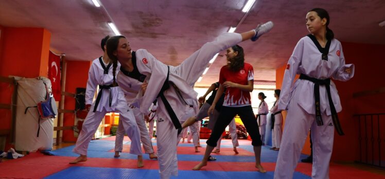 Kuzenlerine özenerek başladığı tekvandoda dünya şampiyonluğuna ulaşan Azra Çavuş, gözünü olimpiyata dikti: