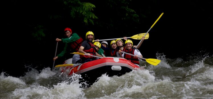 Maceraseverler Melen Çayı'nda rafting yaparak adrenalin depoladı