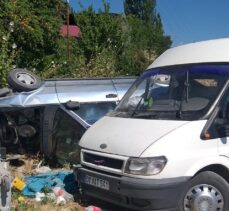 Malatya'da minibüs hafif ticari araca çarptı: 12 yaralı