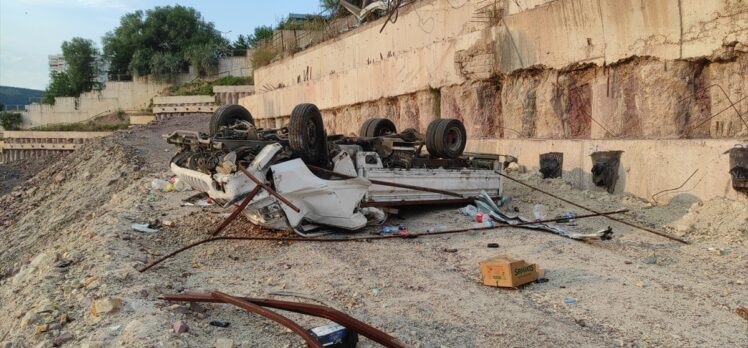 Maltepe'de freni boşalan kamyonet şarampole devrildi