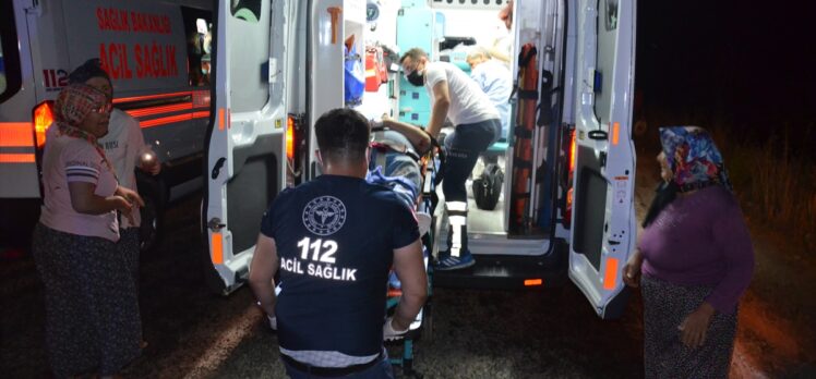 Manisa'da otomobil traktöre çarptı: 3 yaralı