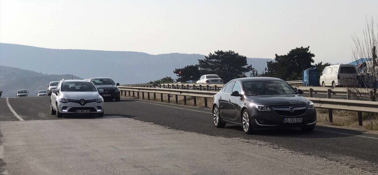 Marmara bölgesinde kara yollarında bayram yoğunluğu yaşanıyor