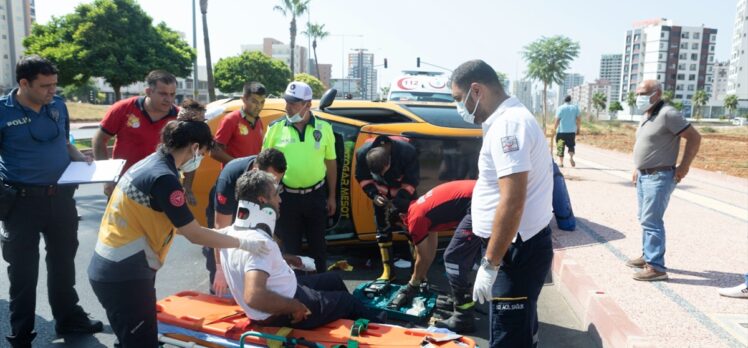 Mersin'de devrilen taksinin şoförü yaralandı