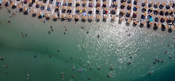 Muğla'nın turistik ilçelerindeki sahillerde sıcak hava nedeniyle yoğunluk yaşandı