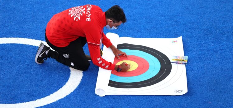 Olimpiyat şampiyonu okçu Mete Gazoz madalyasını aldı