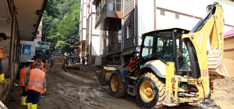 Rize'deki sel ve heyelanın ardından hasar tespit ve temizlik çalışmaları sürüyor