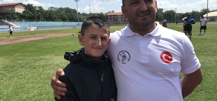 Sakaryalı 12 yaşındaki pehlivan Fahrettin Adil Çelik, rakiplerinden önce kilosuyla mücadele ediyor