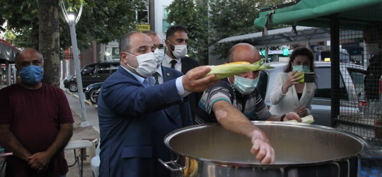 Sanayi ve Teknoloji Bakanı Varank, Samsun'da vatandaşlara süt mısır ikramında bulundu