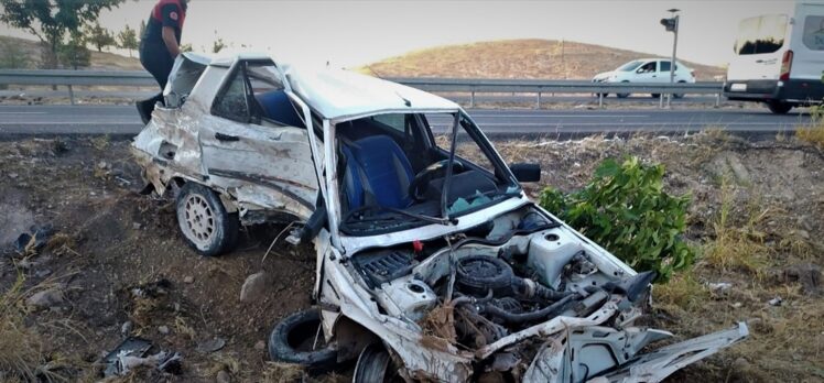 Şanlıurfa'da otomobil ile minibüs çarpıştı: 2 yaralı