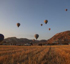 Kapadokya’da balonlar 15 Temmuz nedeniyle Türk bayrağı ve pankartlarla havalandı