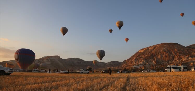 Kapadokya’da balonlar 15 Temmuz nedeniyle Türk bayrağı ve pankartlarla havalandı