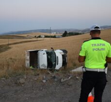 Sivas'ta kamyonet şarampole devrildi: 3 yaralı