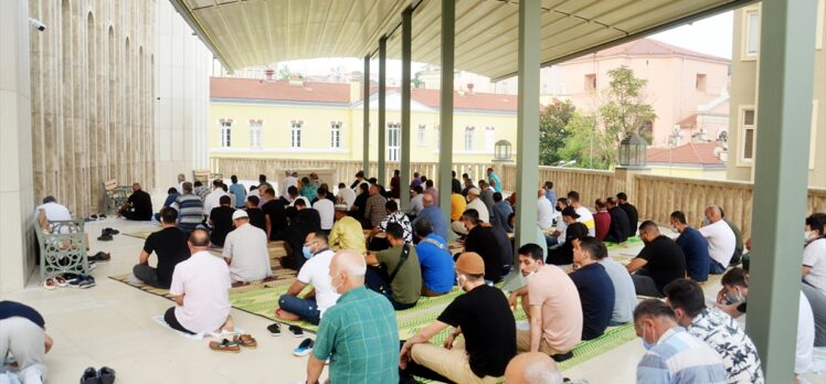 Taksim Camisi'nde ilk bayram namazı kılındı