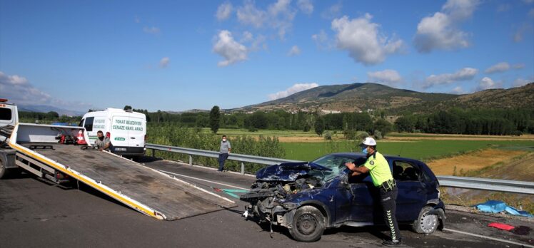 Tokat'ta bariyerlere çarpan otomobildeki hamile kadın ve bir çocuk öldü, 4 kişi yaralandı