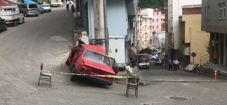 Trabzon'da elektrik direğine çarpan otomobilin sürücüsü hayatını kaybetti