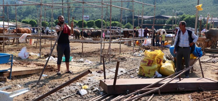 Trabzon'da Kurban Bayramı'nın ilk gününde hayvan pazarında yoğunluk