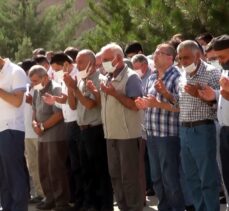 Trafik kazasında hayatını kaybeden öğretmen çift ve çocukları Kırıkkale'de toprağa verildi