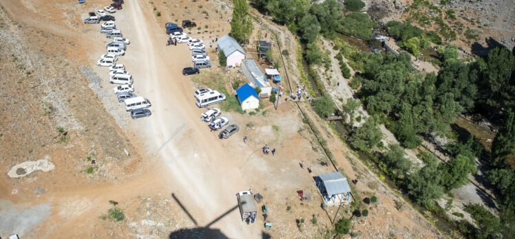 Tunceli'de jandarma ve emniyet ekipleri helikopterle bayram trafiğini denetledi