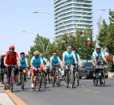 Türk ve Kazak bisikletçiler Kazakistan'ın 30. bağımsızlık yıl dönümü için Anıtkabir'e pedal çevirdi