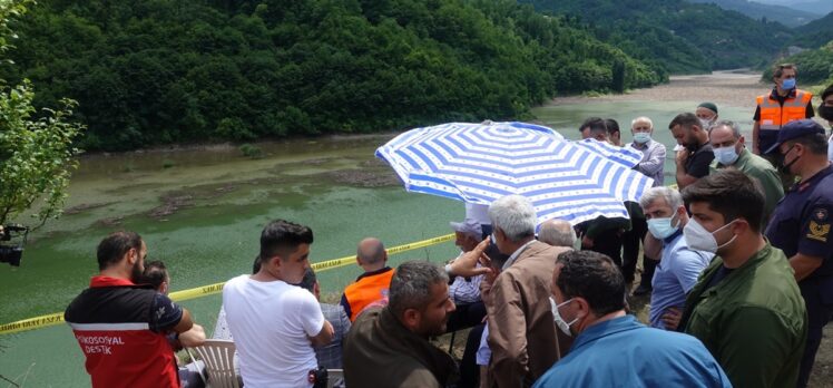 Ulaştırma ve Altyapı Bakanı Karaismailoğlu, Artvin'de selde kaybolan kişinin ailesini ziyaret etti