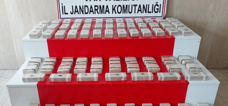 Van'da “dur” ihtarına uymayarak kaçan şüphelilerin çantasında 41 kilogram eroin ele geçirildi