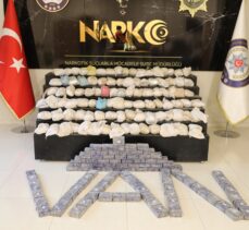 Van'da polisin “dur” ihtarına uymayan sürücünün aracında 155 kilo 675 gram eroin bulundu