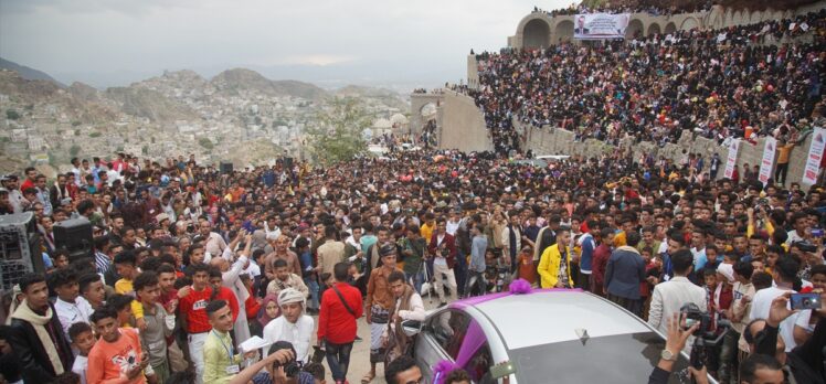 Yemen'in Taiz kentinde yüzlerce kişi Kurban Bayramı'nı Kahire Kalesi'ndeki müzik festivaliyle kutladı