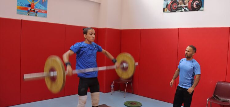 Afişlerden görerek başladığı halterde Türkiye şampiyonu olan sporcu gözünü dünya şampiyonluğuna dikti