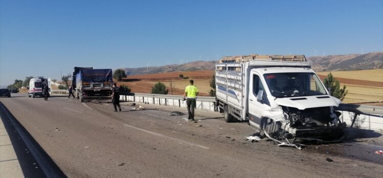 Afyonkarahisar'da tır ile kamyonet çarpıştı: 4 yaralı