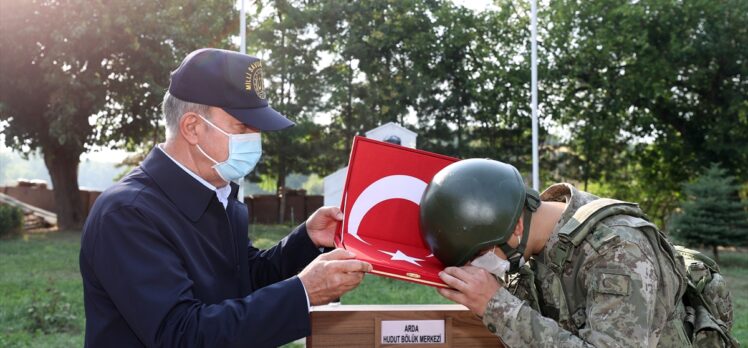 Akar, beraberindeki TSK komuta kademesi ile Yunanistan sınırında