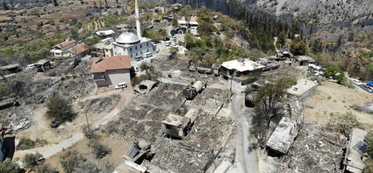 Çevre ve Şehircilik Bakanı Kurum, Akseki'de yangından etkilenen vatandaşları ziyaret etti