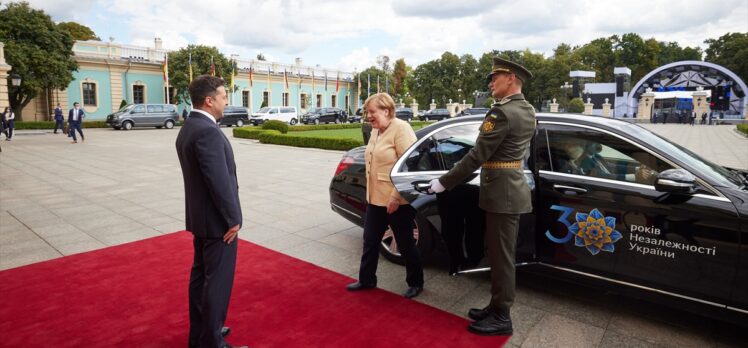 Almanya Başbakanı Merkel ve Ukrayna Devlet Başkanı Zelenskiy, Kiev'de görüştü