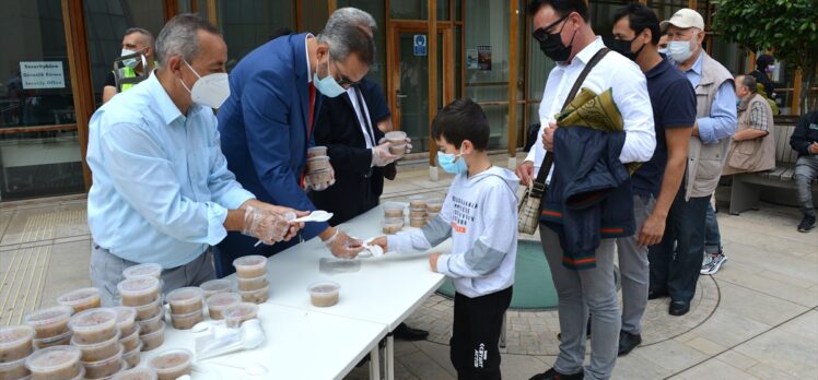 Almanya'da Muharrem ayı dolayısıyla aşure dağıtıldı