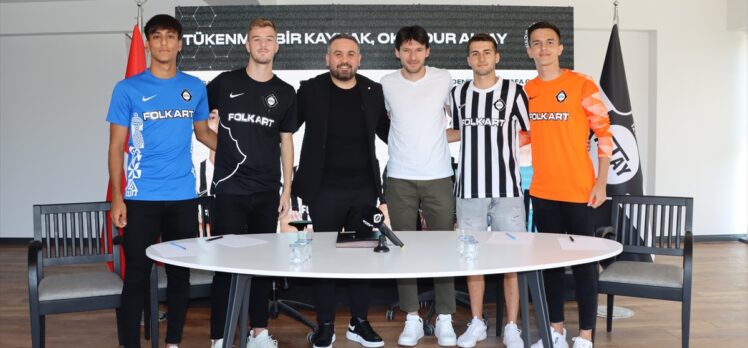 Altay, 4 futbolcusuyla profesyonel sözleşme imzaladı