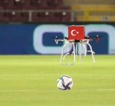 Atakaş Hatayspor-Kasımpaşa maçının topu santra noktasına drone ile bırakıldı