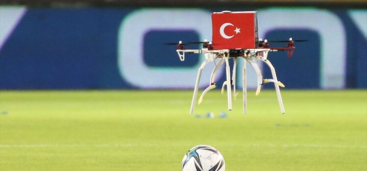 Atakaş Hatayspor-Kasımpaşa maçının topu santra noktasına drone ile bırakıldı