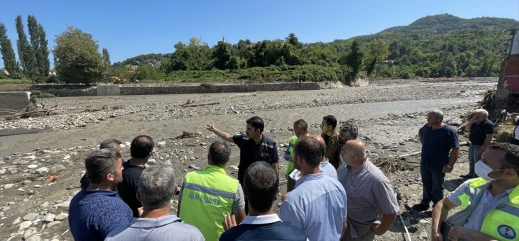 Bakan Kurum, Kastamonu'da selden etkilenen bölgelerde incelemelerde bulundu