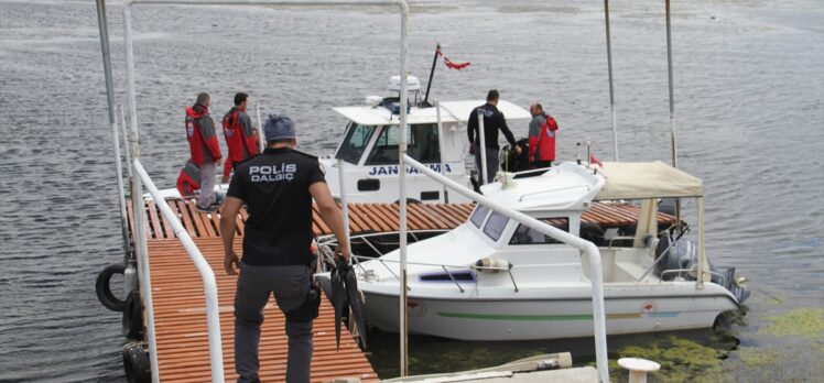 Balık avlamak için tekneleriyle göle açılan 5 arkadaştan biri kayboldu