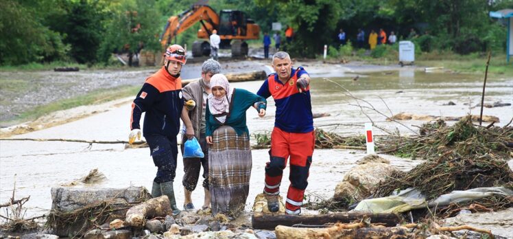 Bartın'da sel nedeniyle evinde mahsur kalan vatandaşlar ekiplerce kurtarıldı