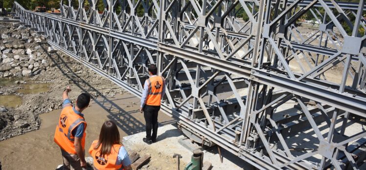 Bartın'da selde yıkılan köprünün yerine kurulan panel köprü yarın trafiğe açılacak