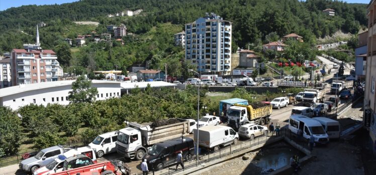 Bozkurt'ta arama kurtarma ve enkaz kaldırma çalışmaları aralıksız devam ediyor