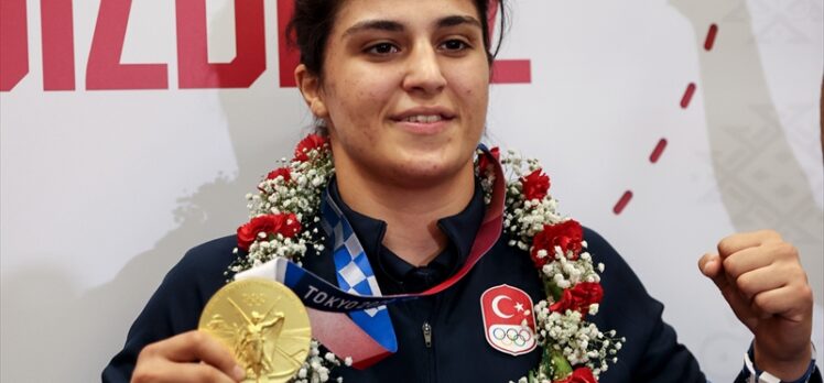 Olimpiyat şampiyonu Busenaz Sürmeneli yurda döndü