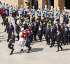 Cumhurbaşkanı Erdoğan başkanlığındaki devlet erkanı, Anıtkabir'i ziyaret etti