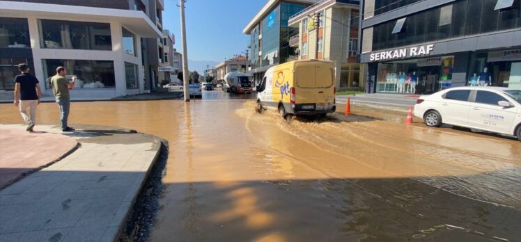 Düzce'de ana şebeke su borusunun patlaması nedeniyle cadde su altında kaldı