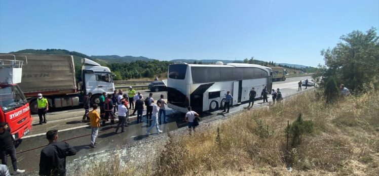 Düzce'de seyir halindeki yolcu otobüsünün motor kısmında çıkan yangın söndürüldü